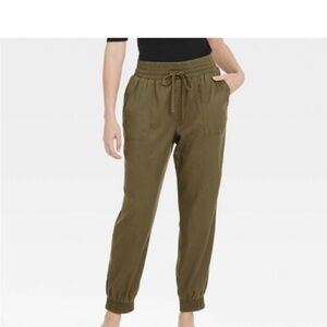 Women's High-Rise Woven Ankle
Jogger pant olive green new